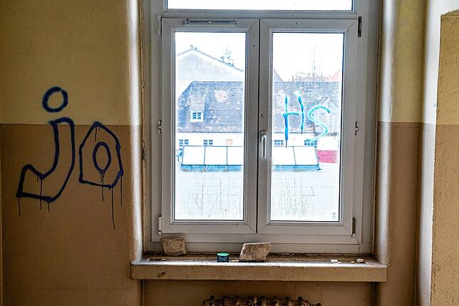 Ganz begeistert ist Andreas Flöß von der Bauqualität des Gebäudes aus den 30er-Jahren. &bdquo;Alle Fensterkanten wurden damals aufwendig ...