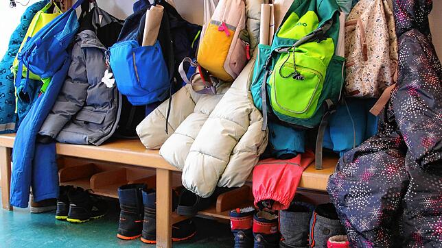 Eine Garderobe im Kindergarten St. Josef in Radolfzell. Auch wenn noch immer Betreuungsplätze in Radolfzell fehlen, hat sich die ...