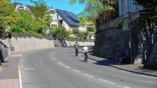 Nach dem barrierefreien Umbau der Bushaltestellen in der Mesmerstraße werden diese auf beiden Seiten durch ein sogenanntes Kap versetzt ...