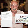 Walter Möll von der Regionalgruppe Hegau der Muettersproch-Gsellschaft mit dem Formular, auf dem für die Petition &bdquo;Mehr ...