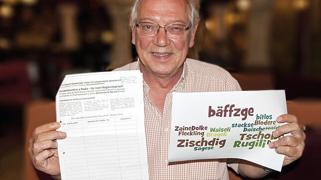 Walter Möll von der Regionalgruppe Hegau der Muettersproch-Gsellschaft mit dem Formular, auf dem für die Petition &bdquo;Mehr ...