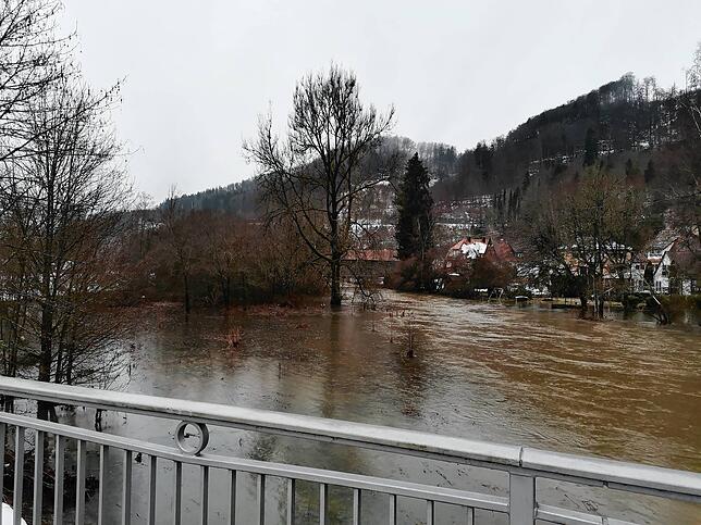 In Beuron im Donautal ist die Donau über die Ufer getreten.