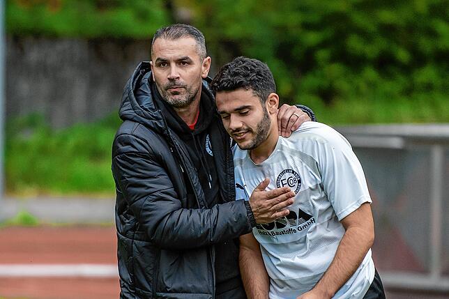 Untröstlich: Trainer Ricardo Abrantes vom FC 08 Bad Säckingen nimmt seinen Spieler Daniele Billeci nach der Niederlage gegen den FC ...