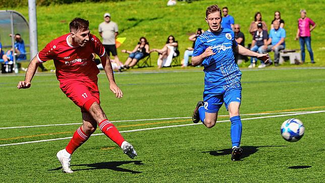 Maximilian Bell (links) erzielte das 1:0 sowie das 3:1 beim 4:2-Sieg des FV Möhringen gegen den SV TuS Immendingen.