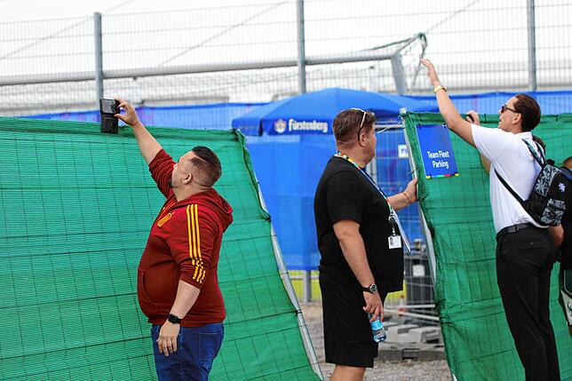 Bild 12: Die Fans stimmen die Spanier auf das Finale ein – wir haben Bilder!