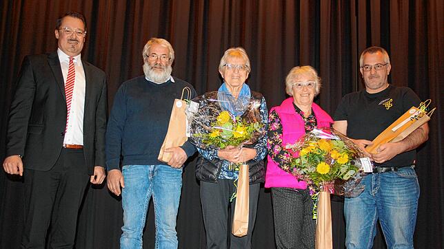 Ehre, wem Ehre gebührt: Bürgermeister Marcel Schneider zeichnete am Tag des Ehrenamtes Franz Josef Stoll, Ursula Baumgartner, Rosemarie ...