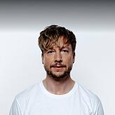 Der finnische Superstar Samu Haber kommt am 28. Juni zum Meersburg Open Air auf den Schlossplatz.