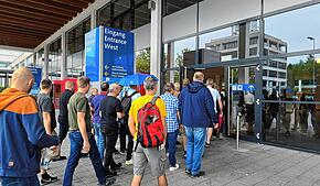 Mitarbeiterinnen und Mitarbeiter von ZF auf dem Weg zur Messe Friedrichshafen, wo am Montag die Betriebsversammlung des Zentralbereichs ...