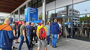 Mitarbeiterinnen und Mitarbeiter von ZF auf dem Weg zur Messe Friedrichshafen, wo am Montag die Betriebsversammlung des Zentralbereichs ...