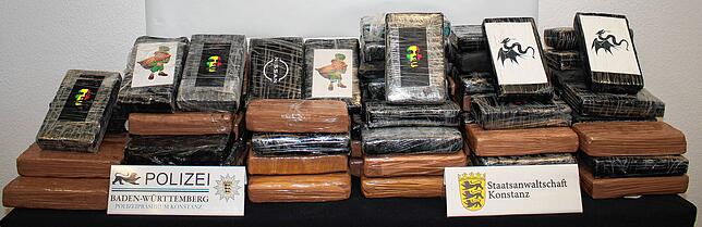 Bei den Durchsuchungen an zahlreichen Orten stellten die Ermittler 233 Kilogramm Kokain und 50 Kilogramm Cannabis sicher.