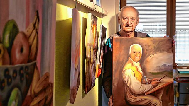 Rudolf Schütz mit einem Selbstporträt aus dem Jahr 2012.