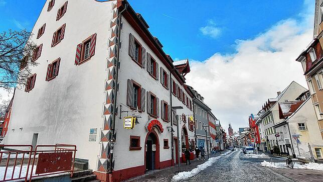 Die Polizei wartet in der Villinger Färberstraße zur Fastnacht 2022 mit einer echten Überraschung auf. Derweil werden hier Tausende ...