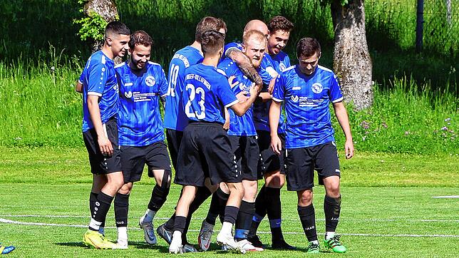 Die Spieler der Sportfreunde Owingen-Bilafingen bejubeln den 4:0-Sieg gegen Worblingen.