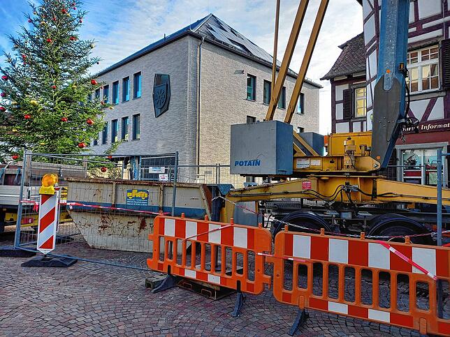 Baustelle neben dem Rathaus: Dort stand der Brunnen, nun wird der Bereich darunter saniert. Ein neuer Brunnen soll dem Antrag der Freien ...