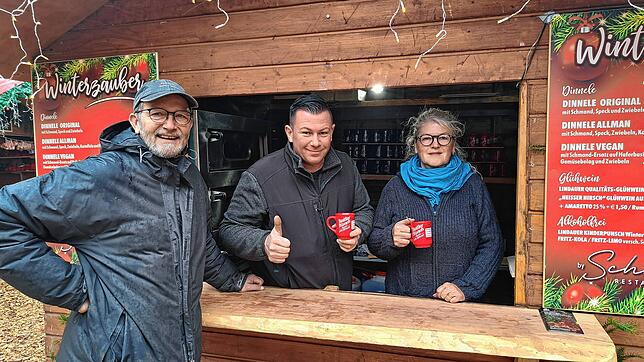 Oliver Bleser (Event- und Produkmarketing Bodensee), Gastronom Andreas Dold und Gisela Schumann freuen sich auf den Weihnachtsmarkt auf ...