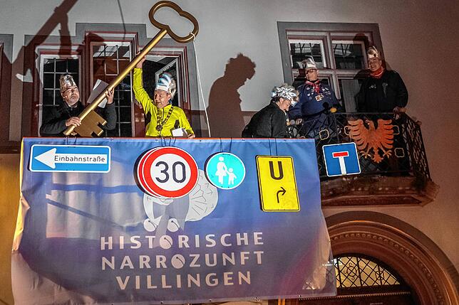Der Zunftmeiser jubelt: Der OB hat den Rathausschlüssel an die Narren übergeben.