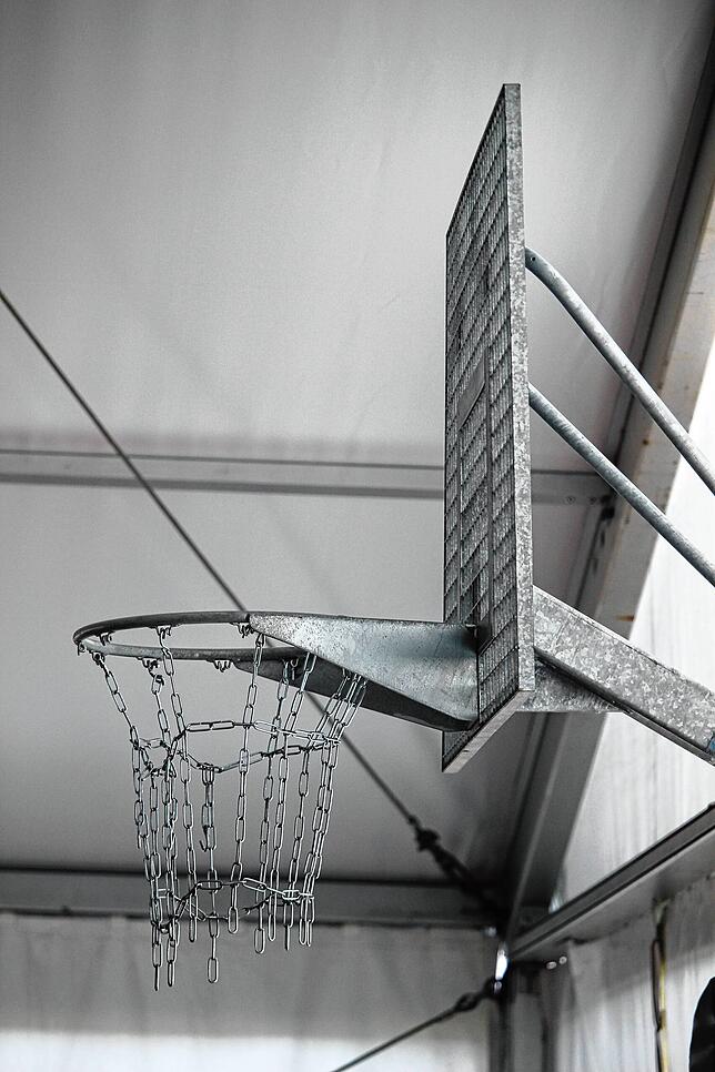 Spaß und Training: Im Zelt von Bayer Leverkusen ist ein Basketball-Korb aufgebaut.