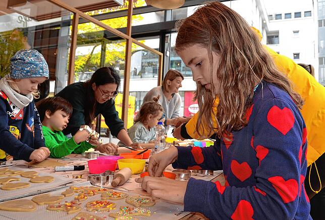 Ganz bei der Sache ist die elfjährige Annika beim Backen und Plätzchen ausstechen.