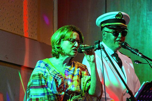 Musik: Für die musikalische Unterhaltung, den Narrenmarsch und den Tusch war das Take-Two-Duo verantwortlich. Sie luden das Publikum ...