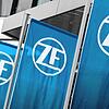 Flaggen mit dem Logo des Automobilzulieferers ZF am Standort Friedrichshafen. Ähnlich wie andere Automobilzulieferer kämpft ZF mit den ...