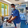 Gesundheits- und Krankenpfleger Daniel Buss (27) arbeitet auf der Intensivstation im Kreiskrankenhaus Lörrach in der Abteilung der ...
