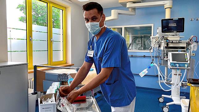 Gesundheits- und Krankenpfleger Daniel Buss (27) arbeitet auf der Intensivstation im Kreiskrankenhaus Lörrach in der Abteilung der ...