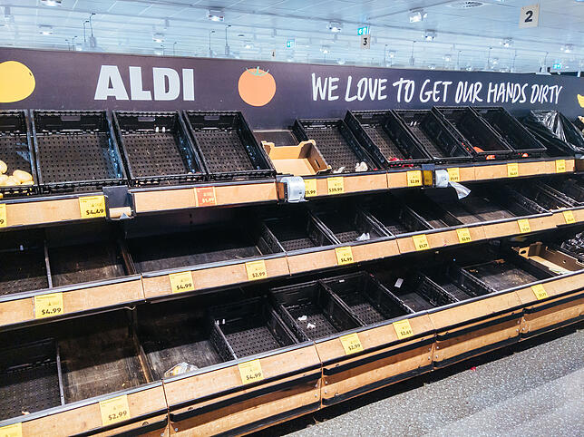 Coronavirus - Australien Die Regale eines Supermarktes in Melbourne sind weitestgehend geleert. In Reaktion auf den erneuten Lockdown wird wieder vermehrt ...