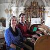 Das Kantorenehepaar Anne und Oliver Schwarz-Roosmann an der stillgelegten Orgel der katholischen Kirche in Tiengen.