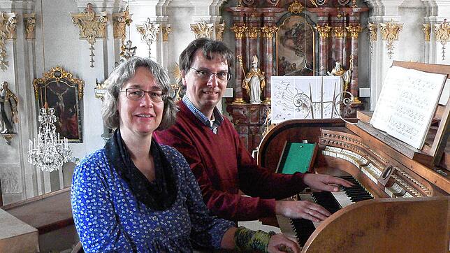 Das Kantorenehepaar Anne und Oliver Schwarz-Roosmann an der stillgelegten Orgel der katholischen Kirche in Tiengen.
