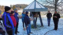 Pfarrer Bernhard Stahlberger (rechts) segnet die neue Glocke auf dem Schellenberg, die anschließend an die Dorfgemeinschaft übergeben wird.