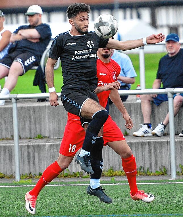 Da ist die Kugel. Mert Tuncer mit einer feinen Ballbehandlung trotz schwieriger Flugkurve.