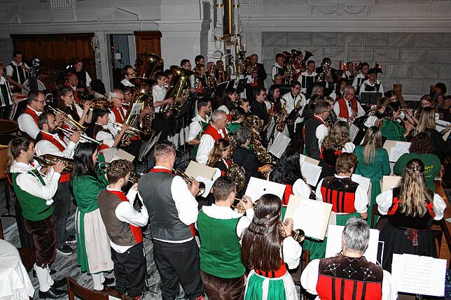Grandioses Finale beim Kirchenkonzert in Herrischried: Die Trachtenkapelle Hogschür und der Musikverein Todtmoos-Weg spielen gemeinsam ...