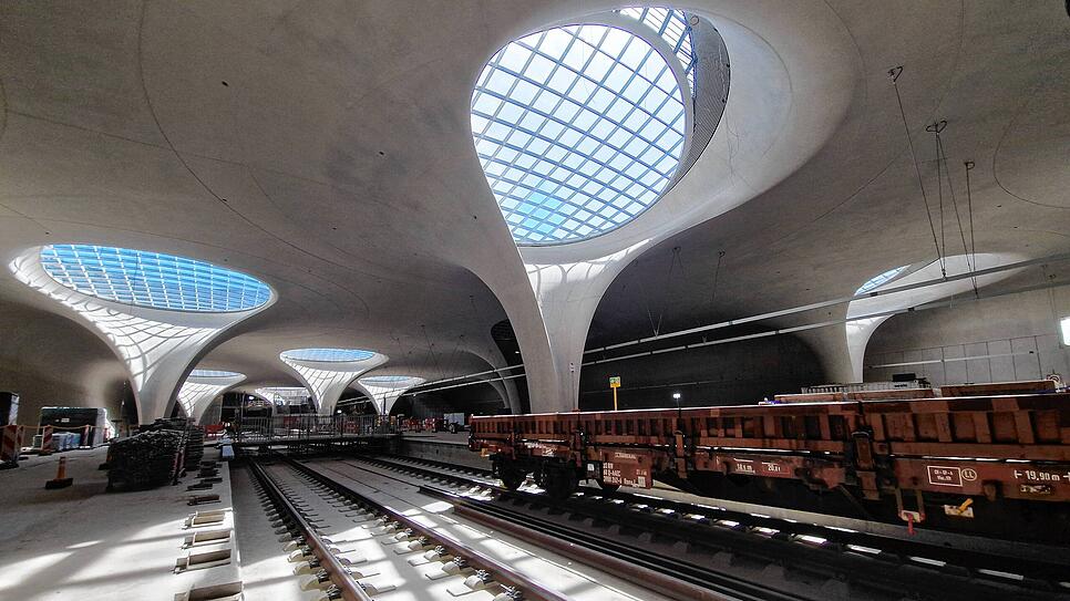 Einige der Lichtaugen, durch die Tageslicht in den Stuttgarter Tiefbahnhof fällt, sind bereits fertig.