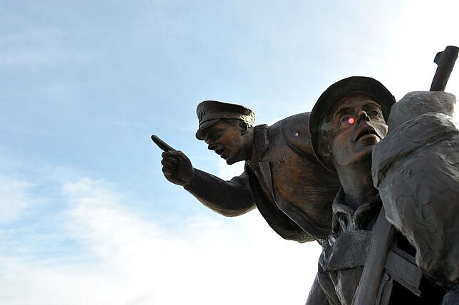 Eine Statue zeigt US-Soldaten in der Nähe von Strandabschnitt Utah Beach. Rund 10.000 Alliierte starben am 6. Juni 1944, am Tag der ...