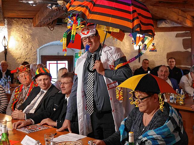 Der Delinquent Alexander Guhl (stehend mit Schirm) blieb am Dreikönigstag 2019 stur und versuchte seine Machenschaften zu verteidigen. ...