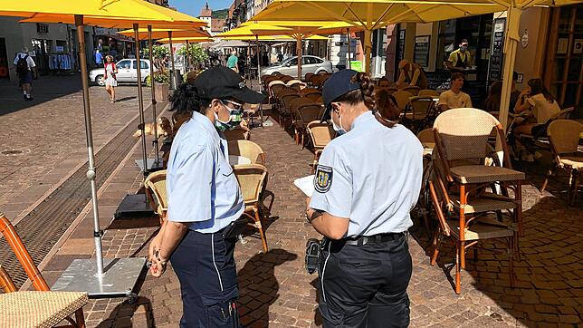 Mitarbeiterinnen des Gemeindevollzugsdienstes kontrollieren, ob sich Gastronomen an die Vorschriften halten.