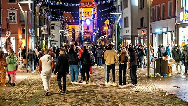 Die Villinger Färberstraße am frühen Donnerstagabend. Die steht Kneipenmeile muss die Fastnachtstage 2022 ohne amtliche Videoüberwachung ...