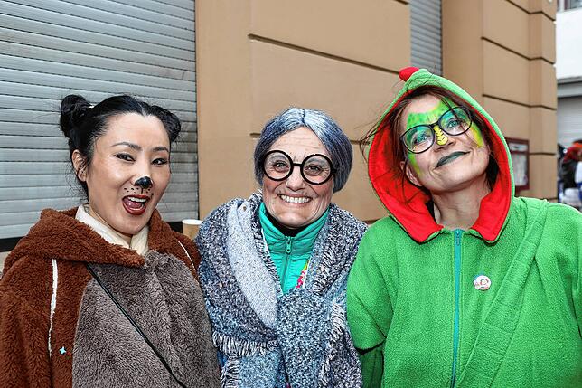 Bild 5: Buntes Treiben in den Gassen &ndash; Narren erobern bei der Straßenfastnacht die Stadt