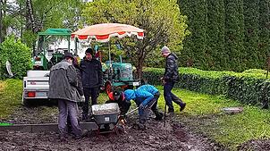 Engagierte Jugendliche haben am Freitag trotz schlechter Wetterbedingungen eine außerordentliche Arbeit geleistet.