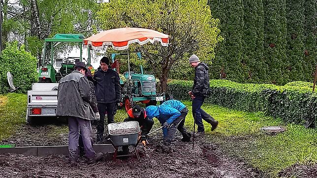 Engagierte Jugendliche haben am Freitag trotz schlechter Wetterbedingungen eine außerordentliche Arbeit geleistet.