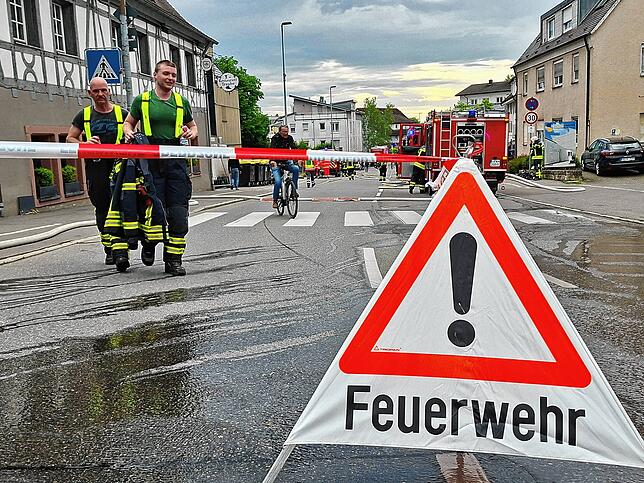 Die Meersburger Straße wurde zwischen Alt-Fischbach und der Einmündung Richtung Spaltenstein komplett gesperrt. Die Löscharbeiten ...