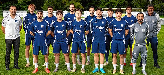 Neue Gesichter: Insgesamt 13 Zugänge verzeichnet der Kader der SV Blau-Weiß Murg. Sportchef Mehmet Yilmaz (links) freut sich mit den ...