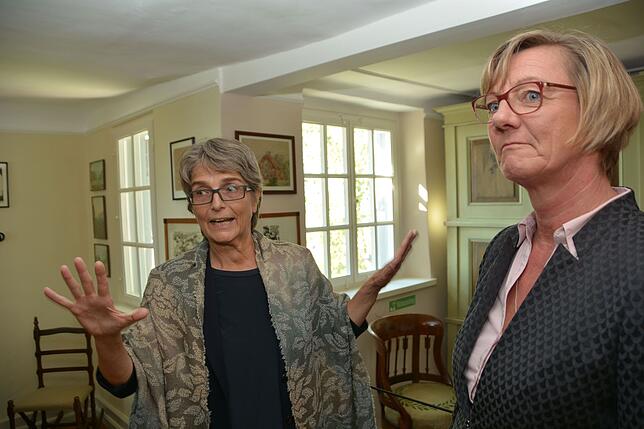 Konservatorin Carla Mueller (links) erläutert Baden-Württembergs Finanzministerin Edith Sitzmann die Ausstellungsräume im frisch ...