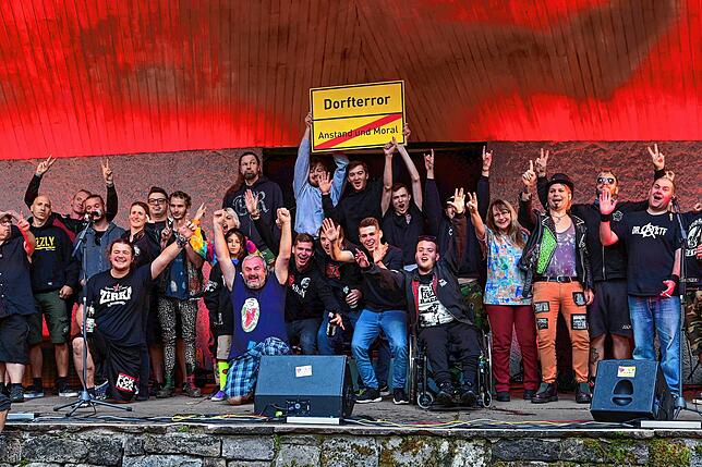 Zehn Bands sorgten beim Punk- und Skafestival auf der Schlossbergbühne in Unterkirnach für Stimmung. Hier zeigen sich alle ...