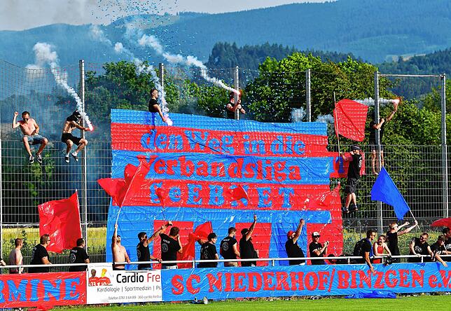Bild 8: SV Niederhof steigt nach 3:2-Sieg bei der SG Ebnet in die Verbandsliga auf &ndash; und wir haben Bilder!