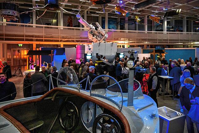 Das Geburtstagskind und seine Gäste: Am 10. November wurde die Sonderausstellung „Game Changer“ im Dornier-Museum feierlich ...