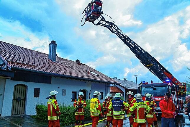 Die Feuerwehr Schonachwar ist mit 25 Einsatzkräften vor Ort. Auch Bürgermeister Jörg Frey (rechts) eilt an die Einsatzstelle.