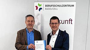 Geschäftsführer Tobias Hagenmeyer (links, Stadtwerke Radolfzell) und Schulleiter Markus Zähringer fixieren die Bildungspartnerschaft nun ...