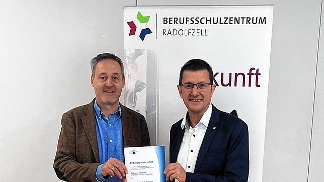 Geschäftsführer Tobias Hagenmeyer (links, Stadtwerke Radolfzell) und Schulleiter Markus Zähringer fixieren die Bildungspartnerschaft nun ...