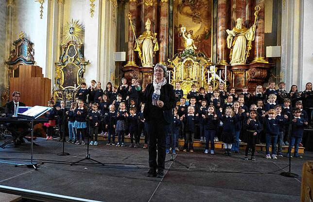Toller Chor: Die Kinder der Singschule DoReMi begeistern beim Kinder für Kinder Konzert in der katholischen Pfarrkirche Tiengen, vorne ...
